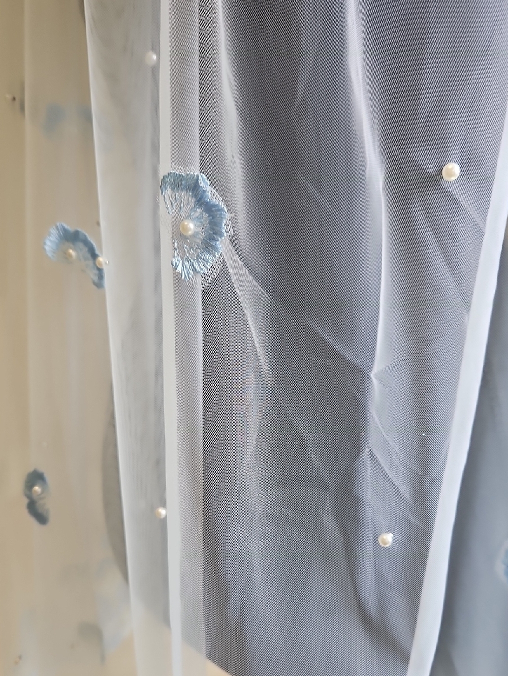 39" white & blue veil, 1 tier, lace applique edge w/ scattered pearls and metal - Picture 4 of 17